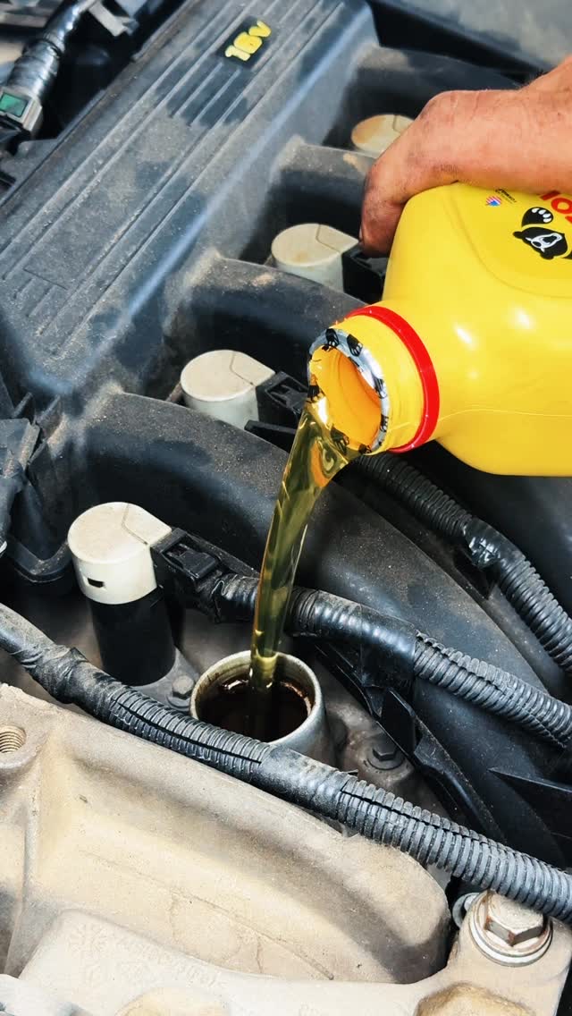 Óleo novo sendo colocado no motor